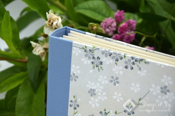 Leporello Album ca. 19,0x12,5x3,0 cm mit Verschlussschleife | Einband Japanpapier Chiyogami Kirschblüten floral | blau silber | Art. Nr. 97210502